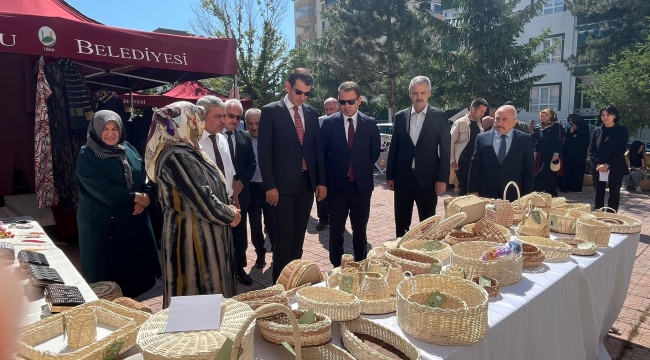 KURSİYERLERİN BİR YILLIK EMEKLERİ SERGİYE ÇIKTI