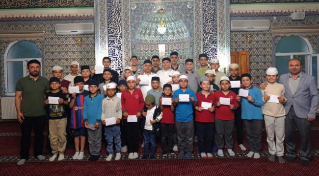 UYANIK CAMİNDE DÖNEM SONU HEDİYELERİ DAĞITILDI