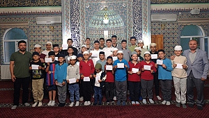 UYANIK CAMİNDE DÖNEM SONU HEDİYELERİ DAĞITILDI