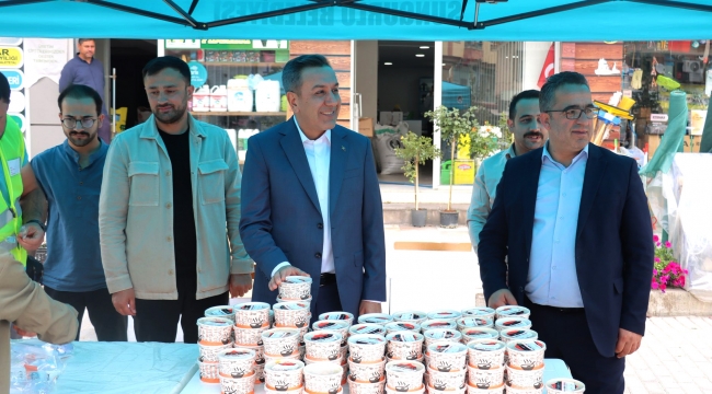 Belediye halka aşure ikram etti...