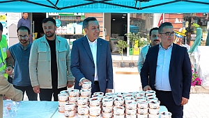 BELEDİYE HALKA AŞURE İKRAM ETTİ...