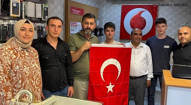 NUH ALUÇ ESNAFA BAYRAK DAĞITTI...
