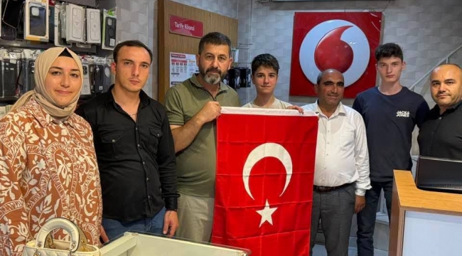 NUH ALUÇ ESNAFA BAYRAK DAĞITTI...