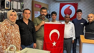 NUH ALUÇ ESNAFA BAYRAK DAĞITTI...