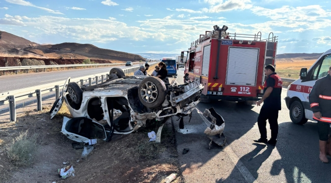 OTOMOBİL REFÜJE DEVRİLDİ, 3 KİŞİ YARALANDI…