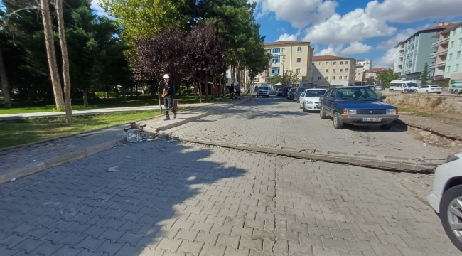 ŞEHİR İÇİNDE ELEKTRİK DİREKLERİ DEVRİLDİ…