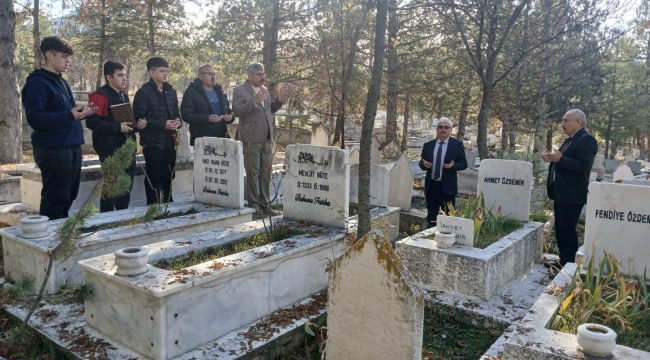 VEFAT EDEN ÖĞRETMENLER KABİRLERİ BAŞINDA ANILDI..