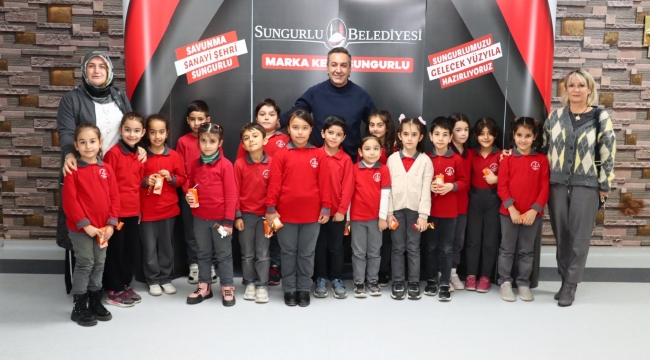 ÖĞRENCİLERDEN BAŞKAN MUHSİN DERE’YE ÇİÇEKLİ TEŞEKKÜR