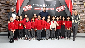 ÖĞRENCİLERDEN BAŞKAN MUHSİN DERE’YE ÇİÇEKLİ TEŞEKKÜR