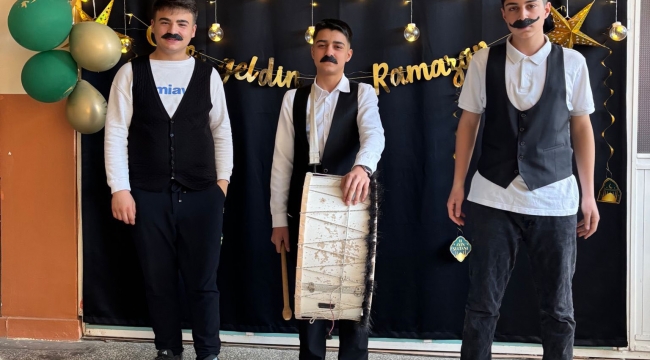 ÖĞRENCİLER MANİLER OKUYOR, İLAHİLER SÖYLÜYOR