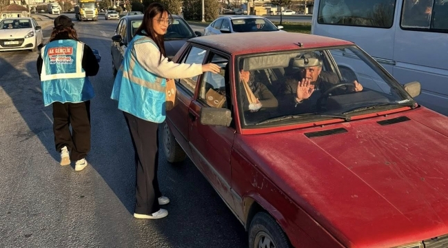 AK GENÇLİK’TEN İFTARA YETİŞEMEYENLERE İKRAM…