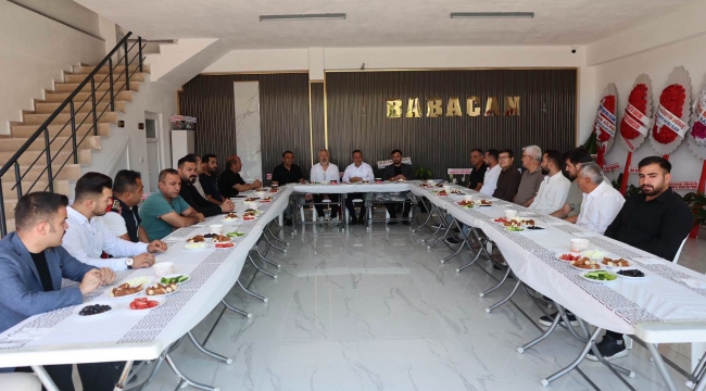 MUHSİN DERE, GALERİCİLERLE YENİ DÜKKANLARINDA BULUŞTU